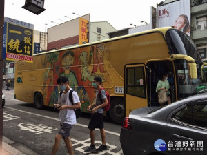 不只藝術更有洋蔥　罕見疾病病友畫作登上屏東藝術公車