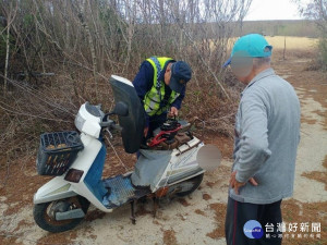 老翁巡田車沒電　熱心警主動援助（圖／白沙分局）