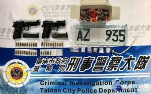 臺南市政府警察局刑事警察大隊毒品查緝中心，查獲仿巴西金牛座JP915型、仿貝瑞塔M9型手槍各1支、子彈35顆及海洛因、安非他命等各類毒品。