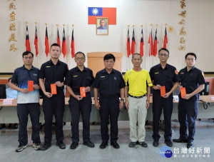 雲林縣警友會臺西辦事處顧問團為表揚臺西分局員警在各項勤業務都有優異表現，團長康正宗、副團長董清木、洪宏明等頒發獎勵金，鼓舞士氣。