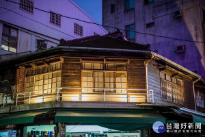 「素顏」的林添木故居配合夜間燈光，為東門圓環再添木都氣氛／嘉義市府提供