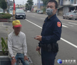 警員協助迷路老翁。林重鎣攝