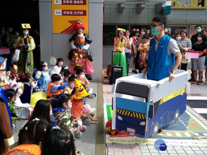 蘆洲監理站藉由萬聖節活動，與燕翔幼兒園協力合作，以大型車模型模擬視野死角與內輪差；利用小綠人安全密碼及路口慢看停舞蹈，教導幼童交通安全基本觀念