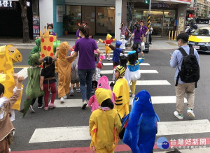 板橋監理站除了針對幼兒的用路安全進行宣導，並與幼兒一同遊街，沿路高舉「過馬路請不要看手機」、「路口慢看停，行人優先行」等