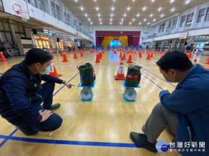 甄選督導小組成員來到體能測驗場地，針對相關測驗安排進行全場查核