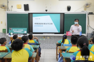 中嘉北健有線電視前往桃園市錦興國小，教導小朋友們如何分辨真假訊息。