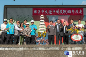 鄭市長與貴賓祝福中大壢中生日快樂

