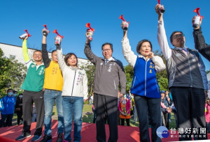 鄭市長和與會貴賓鳴槍

