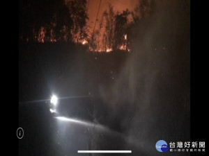 


大甲岷山里三十日下午從草叢中突然起火焚燒，強勁的風勢擴展大型火警，金華新城內煙霧彌漫，所幸消防第五大隊消防員的努力，有效遏止這場災害。（記者陳榮昌攝）
