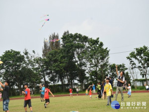 大甲第四屆風箏節，區長顏金源與民眾一起拉放風箏，近百面風箏在天空翱翔煞是壯觀。（記者陳榮昌攝）
