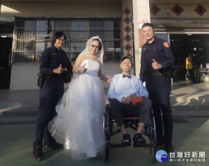 8旬老夫妻拍攝婚紗車拋錨，平鎮警助圓夢。