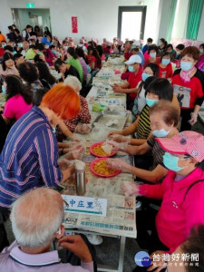 大安區公所舉辦「109年臺中市大安區客家美食DIY體驗」活動，表演節目精彩，吸引數百參加，場面熱鬧。（記者陳榮昌攝）
