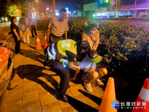 失智男子獨坐人行道上　警伸援手助返家（圖／里港分局）