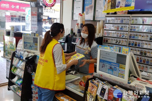 桃園市政府衛生局人員前往便利商店、咖啡店及速食店，宣導騎樓及庇廊為禁菸場所。