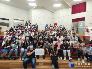 彰化分局長中英文雙語宣導外籍學生自我防衛意識。圖／彰化分局提供