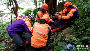 男子探訪溫泉受困深山，警、消救援脫離險境。

