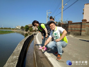 市議員施志昌五日邀集中市官員與地方人士，會勘田尾路狹窄的道路允諾分四段改善，11月底即可完工。（記者陳榮昌攝）