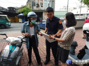 9旬翁騎車迷途　小榮民警護送老榮民（圖／東港分局）