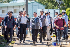 桃園市長鄭文燦巡視大湳滯洪池工程進度。