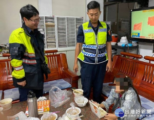 麥寮所警員落實校園安全巡護勤務，尋獲落單女童，除協助聯繫其家屬，員警自掏腰包購買晚餐讓女童充飢。