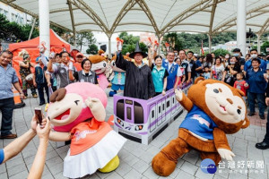 市長鄭文燦與貴賓進行鳴笛啟動踩街活動

