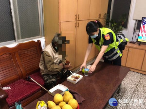 東勢所警員積極協助體力不支的路倒民眾，除提供熱食果腹，亦協助其平安返家團聚。