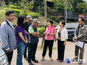 

立委楊瓊瓔邀集相關官員會勘后里貓仔坑休閒生態步道補強及改善工程四百萬元，獲農委會水土保持局台中分局長陳重光允諾儘速辦理。（記者陳榮昌攝）

