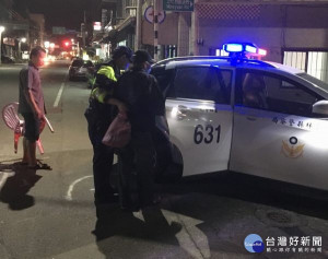 八旬老翁獨自外出訪走，卻迷失在暗夜冷風的街頭，所幸臺西警方巡勤發現，除將老翁平安送至友人家，亦通知家屬予以適切的照料。（記者陳昭宗拍攝）