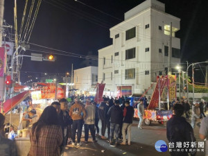 

外埔一間宮廟迎神賽會，地方遶境排場盛大，但深夜施放煙火鞭炮聲響被人檢舉，市議員施志昌質疑主管單位未遏止，執行不力需檢討。（記者陳榮昌攝）
