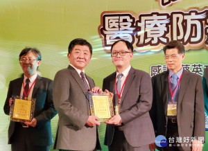 南投醫院廖嘉宏醫師榮獲全國防疫醫師貢獻獎。（南投醫院提供）