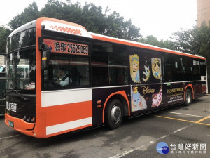 迪士尼彩裝公車除了車體外部以迪士尼動畫角色彩繪外，車內更以新北歡樂耶誕城主視覺配色作為裝飾，打造耳目一新的冬季童話藝術感 