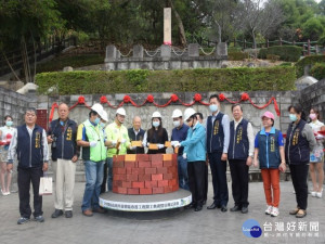 以二千五百萬元改善鐵砧山劍井遊憩區工程，觀旅局長林筱淇與甲安埔市議員、地方里長舉行開工典禮。（記者陳榮昌攝）