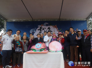 新北市雲海國小14日舉行100週年校慶，市長侯友宜到場獻上祝福