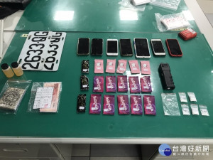 警方在車上起出大量二級毒品安非他命及毒品咖啡包外，並查扣兩面失竊車牌

