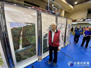 大里長青學苑成果展，長者的畫作。林重鎣攝  