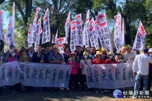 業者在龍潭區高平里興建大型養雞場，引發龍潭居民強烈抗議。
