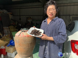 行善不遺餘力的外埔區婦女巫麗雪，找出三十年前阿嬤所留的老菜脯，民眾購買，她將再以此收入多做照顧弱勢善舉。（記者陳榮昌攝）