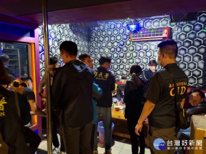 嘉義縣太保市一處農舍改裝成夜店，店裡還有鋼管等設施，供民眾酒後熱舞／陳致愷翻攝