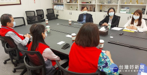 新北市榮服處林火土處長向華電聯網公司柯國全副總經理、陳麗燕資深協理說明輔導會提供就業相關輔導政策及意見交流 