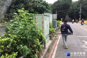 桃園市龜山區新增1例本土登革熱個案，衛生單位進行擴大孳清範圍及化學噴藥防治作業。