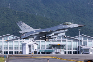 空軍花蓮基地一架 F-16單座戰機（機號6672），17日晚間執行例行性訓練任務，但起飛2分鐘後於機場東北面9浬光點消失並失聯，各方仍持續搜救中。（圖／軍聞社／翻攝自國防部發言人臉書）