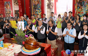 苗栗水情嚴峻　徐耀昌上香祈求天降甘霖紓解旱情