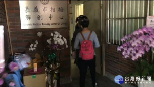 死者鄭女家屬參與檢方相驗過程／陳致愷翻攝