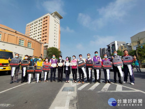 「清潔隊員節」表揚模範清潔人員，52輛環保車全新亮相。