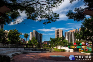 桃園中路特區的向陽公園綠意環繞。