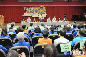 桃園市長鄭文燦於桃園區建德國小鼓勵防災社區訪評。