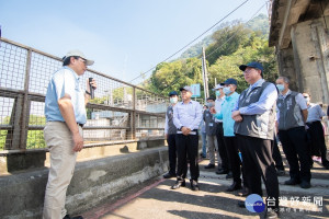 為了解水庫供水調度情形，桃園市長鄭文燦參訪新北市三峽區鳶山堰水庫。