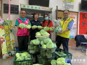 
大安農會大量收購在地農產品做愛心，理事長黃明榮十九日主持大安蔥及高麗菜捐贈儀式，場面十分溫馨。（記者陳榮昌攝）