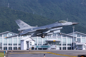 我空軍一架F-16單座戰機（機號6672），17日傍晚18時05分由飛行官蔣正志上校駕機起飛執行例行性訓練任務，2分鐘後於機場東北面9浬光點消失。（圖／翻攝國防部發言人Facbook，圖源：軍聞社）