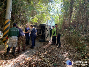 休旅車擦撞路上一塊巨石翻車動彈不得，警方到達現場號召6、7名里民前往救援

